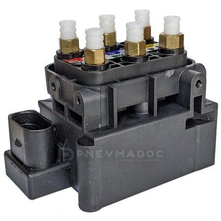 Блок клапанов пневмоподвески Mercedes E-Class W212